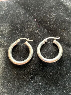14k White Gold Classic Hoop Earrings          1.9 grams